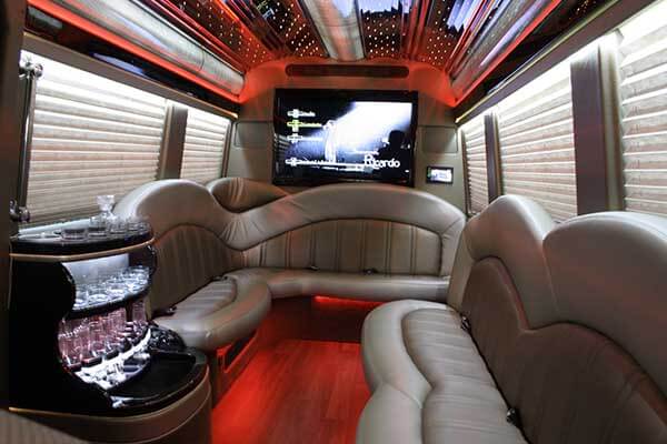 Limousines & Party Buses Luxury Service In Portland